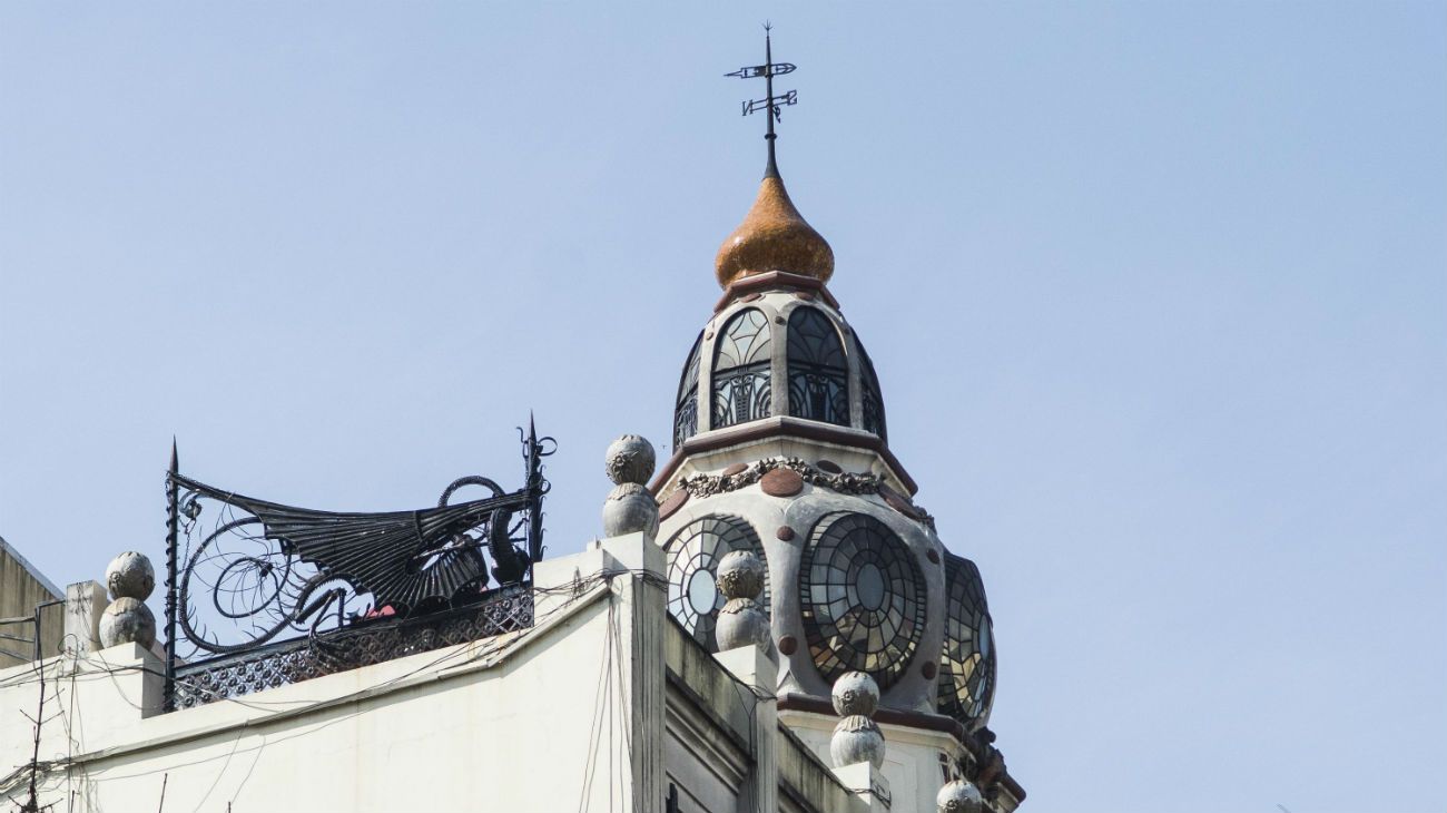 La réplica de la Puerta del Dragón en la terraza del edificio.