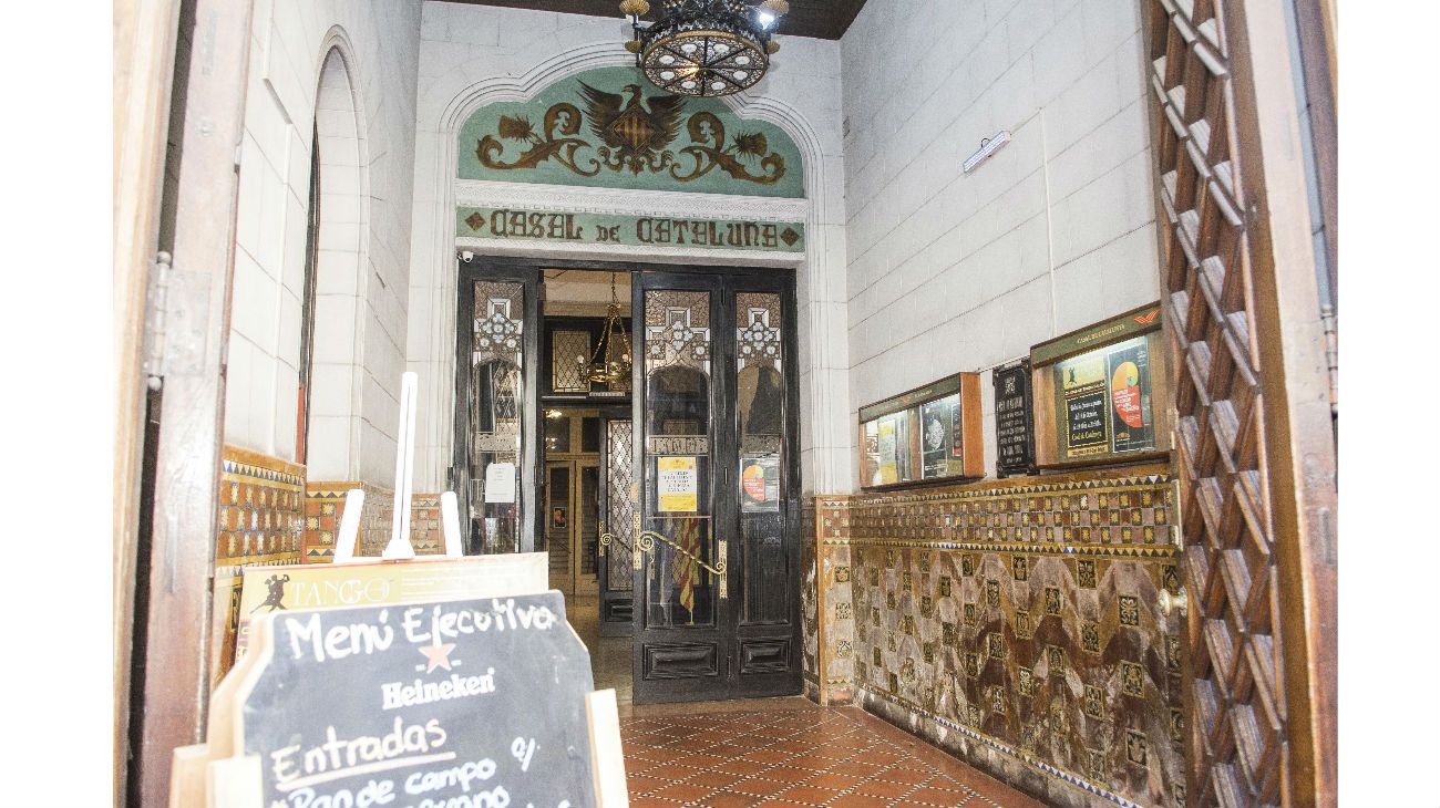 Entrada del Casal de Cataluña.
