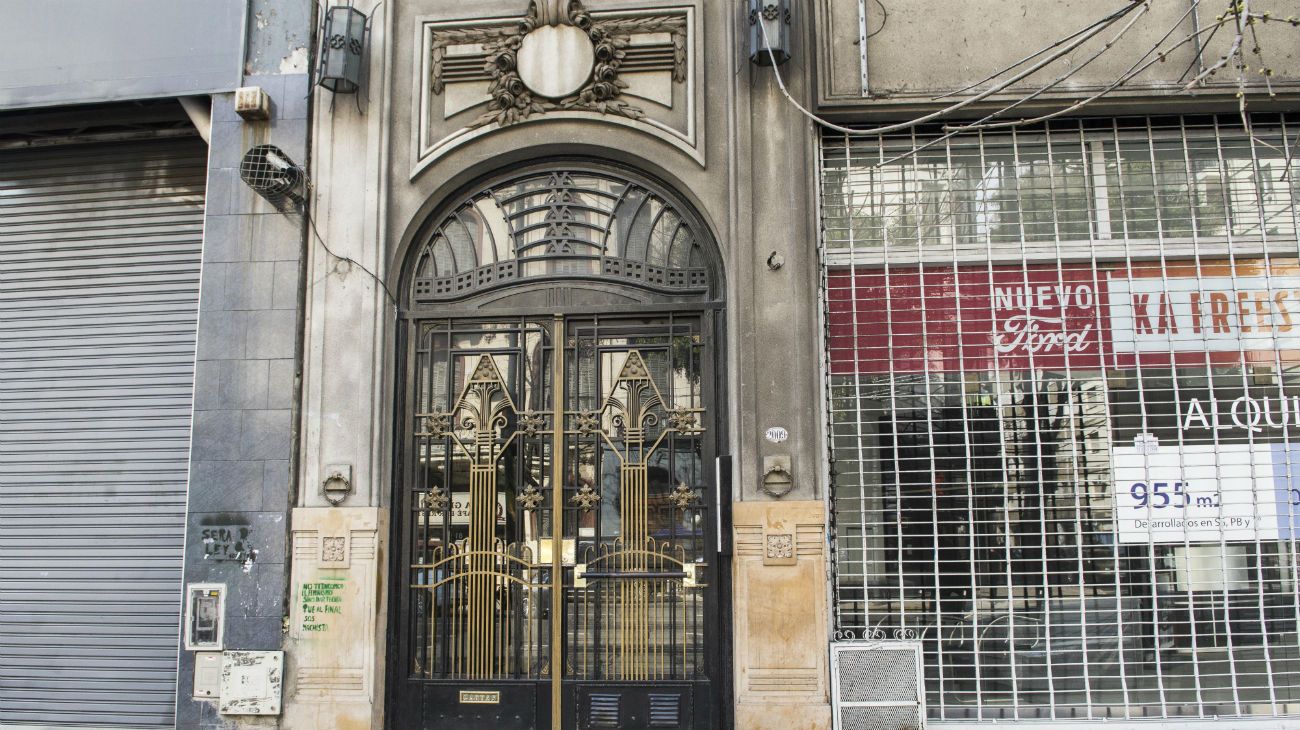 La entrada del edificio "No hi ha somnis impossibles"