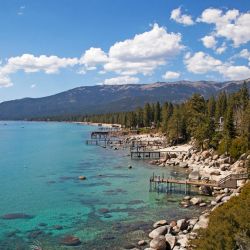 En las orillas de Lake Tahoe hay alojamientos para todos los bolsillos, pero sin dudas las favoritas son las cabañas ubicadas junto a la orilla.