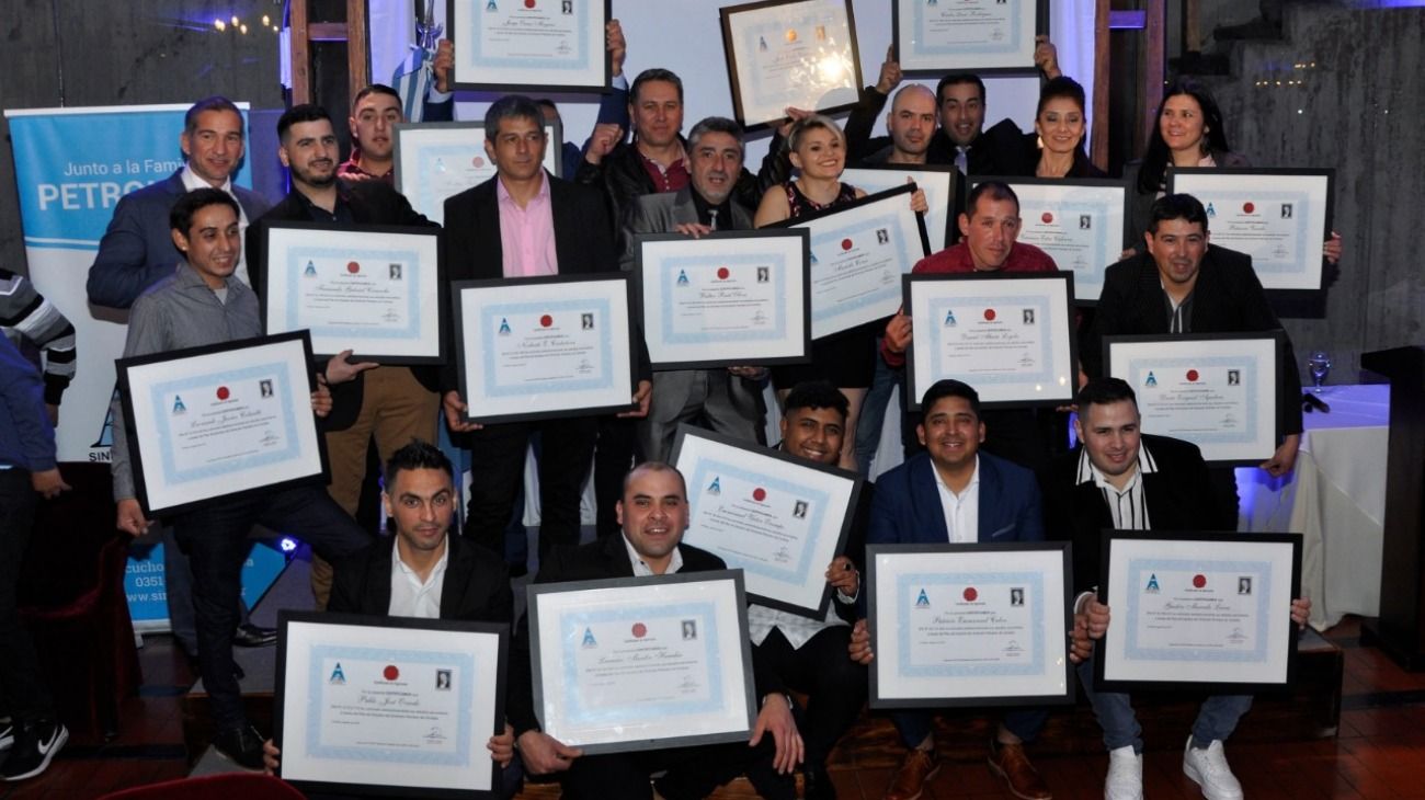 Los egresados 2019 con su título en mano. 