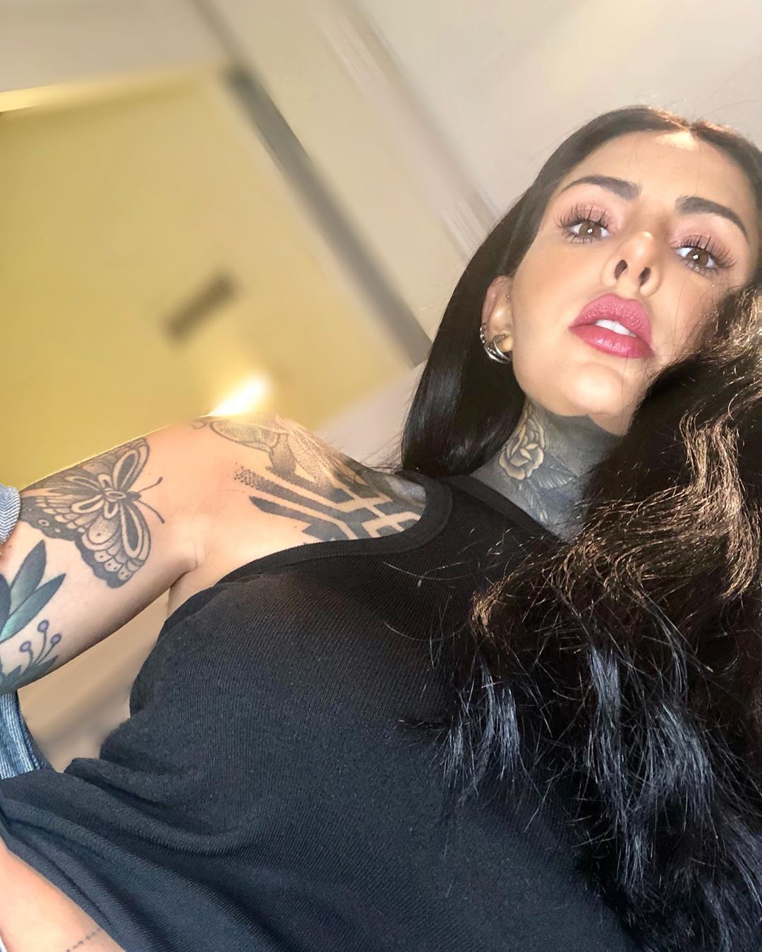 El atrevido toples de Cande Tinelli semi desnuda en su cama