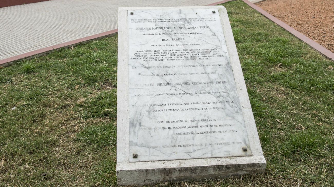 La placa en la que se rindió homenaje a los catalanes que contribuyeron a la causa de la libertad.