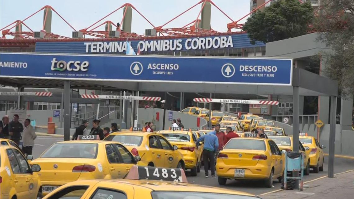 Taxi-drivers block access to a coach terminal in Córdoba, as they protest against the arrival of the ride-hailing app in the provincial capital.