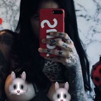 El atrevido toples de Cande Tinelli semi desnuda en su cama