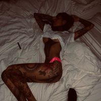 El atrevido toples de Cande Tinelli semi desnuda en su cama