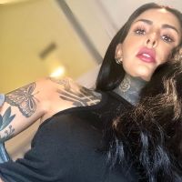 El atrevido toples de Cande Tinelli semi desnuda en su cama