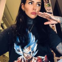 El atrevido toples de Cande Tinelli semi desnuda en su cama