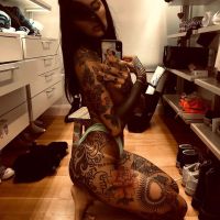 El atrevido toples de Cande Tinelli semi desnuda en su cama