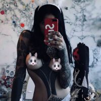 El atrevido toples de Cande Tinelli semi desnuda en su cama