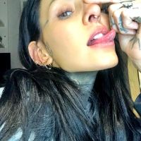 El atrevido toples de Cande Tinelli semi desnuda en su cama