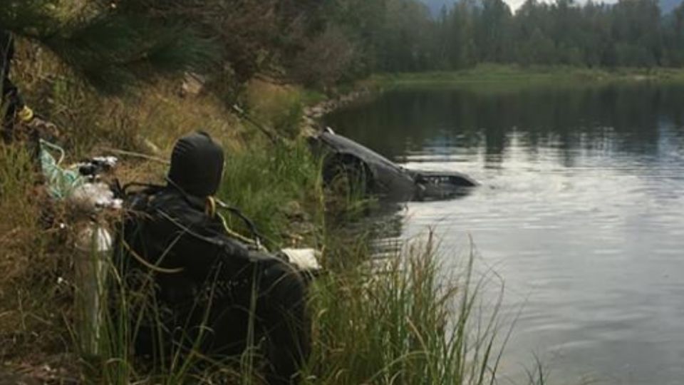 Max Werenka, de 13 años, pasaba en un bote en Griffin Lake cerca de Revelstoke, Columbia Británica, cuando divisó el auto bajo el agua.