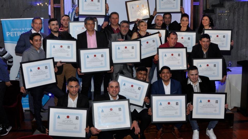 Los egresados 2019 con su título en mano.