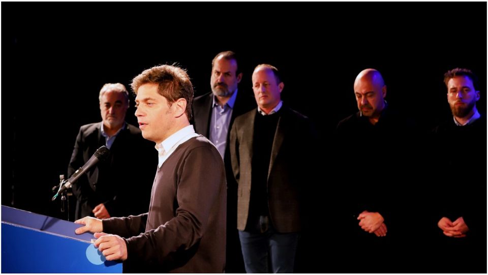 Axel Kicillof visitó la muestra sobre Ana Frank en el teatro municipal de Lomas de Zamora.