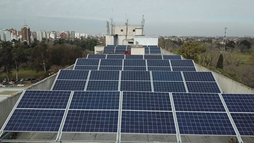 El sistema de energía solar fotováltica transforma de manera directa la luz solar en electricidad con el uso de una tecnología que se basa en el efecto fotováltico.