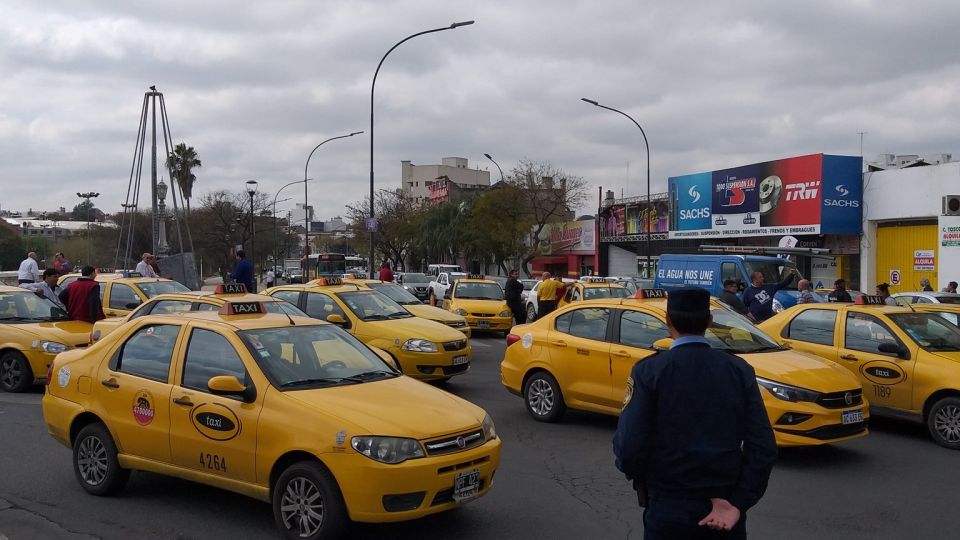 CORTES. En toda la ciudad se replicaron las protestas de taxistas y remiseros