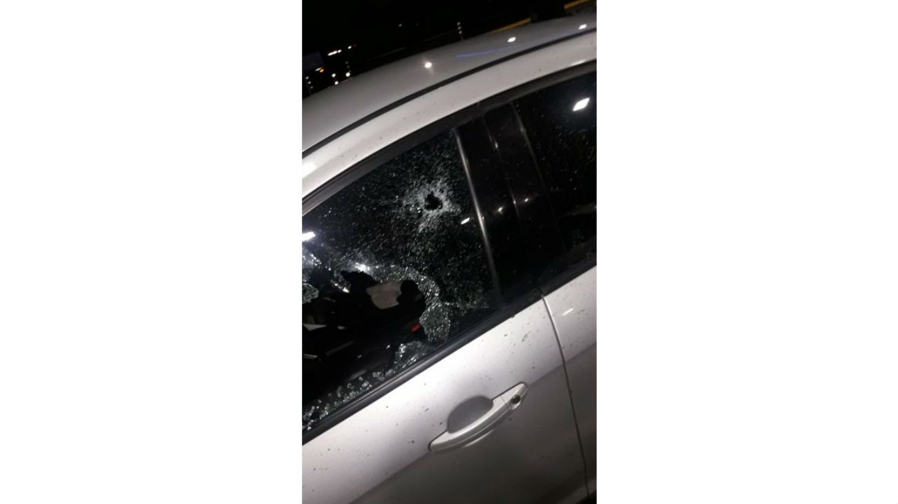 El hombre viajaba en el móvil policial no identificable Ford Focus de color gris cuando fue atacado.