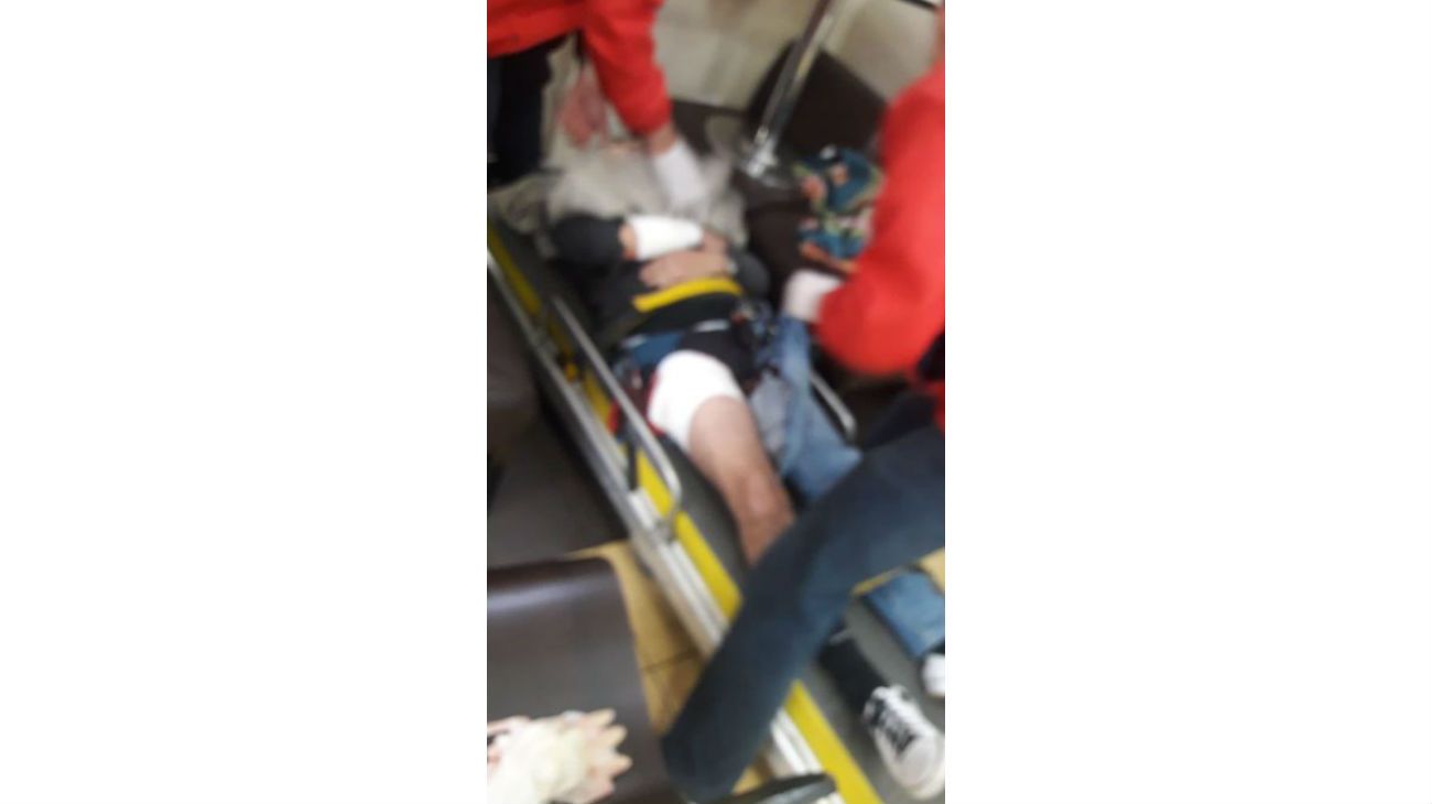 El hombre viajaba en el móvil policial no identificable Ford Focus de color gris cuando fue atacado.