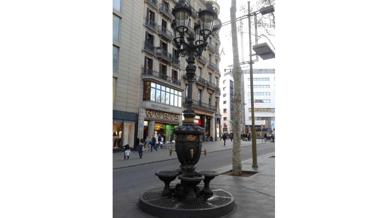 La Font de Canaletes original se encuentra cerca de la Plaza Cataluña de Barcelona, en les Rambles.