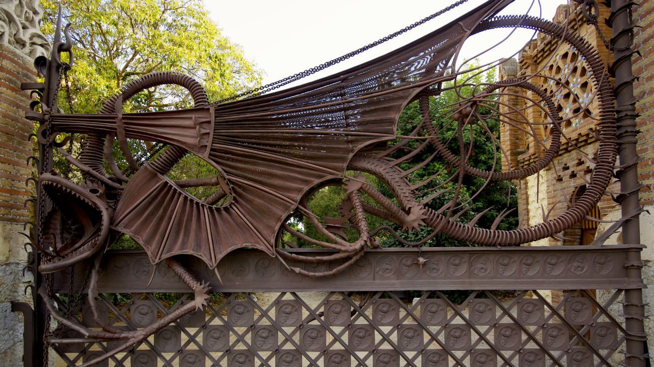 La puerta de la finca Güell en Barcelona.