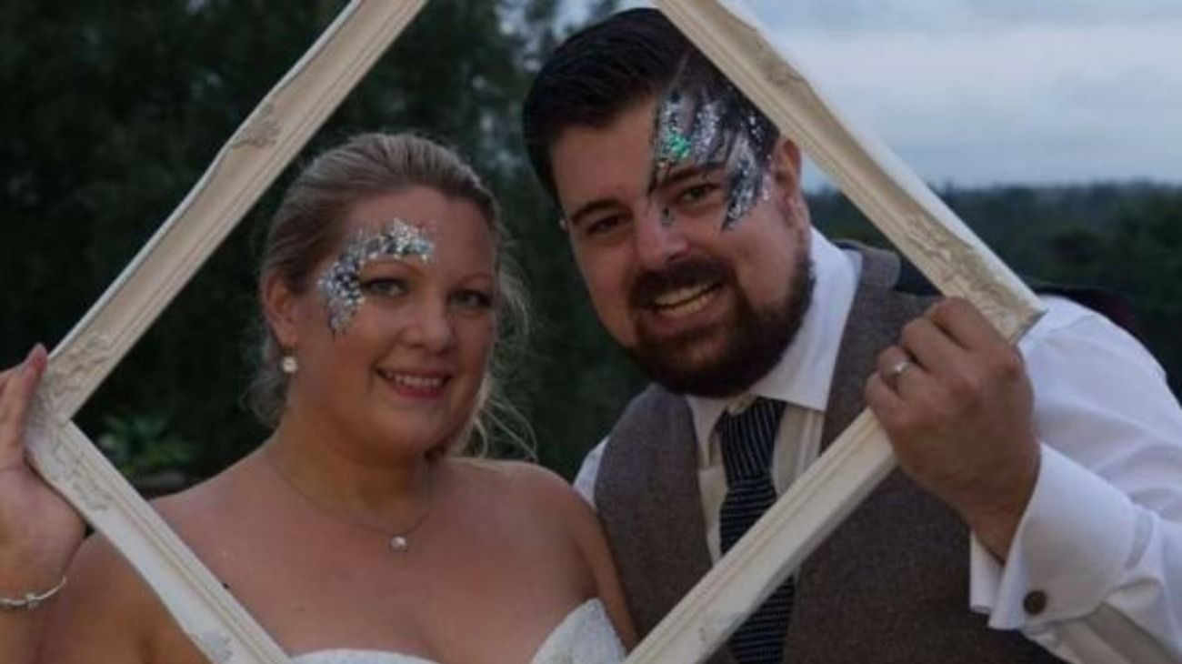 Saun May, de 34 años, se encuentra acusado de intentar asesinar a su esposa, Laura. En la foto se los ve en la celebración de su boda. 