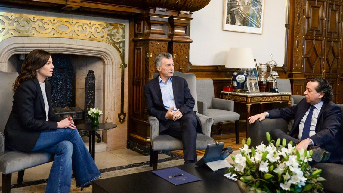 President Mauricio Macri (centre) meets with Health and Social Development Minister Carolina Stanley and Production and Labour Minister Dante Sica. 
