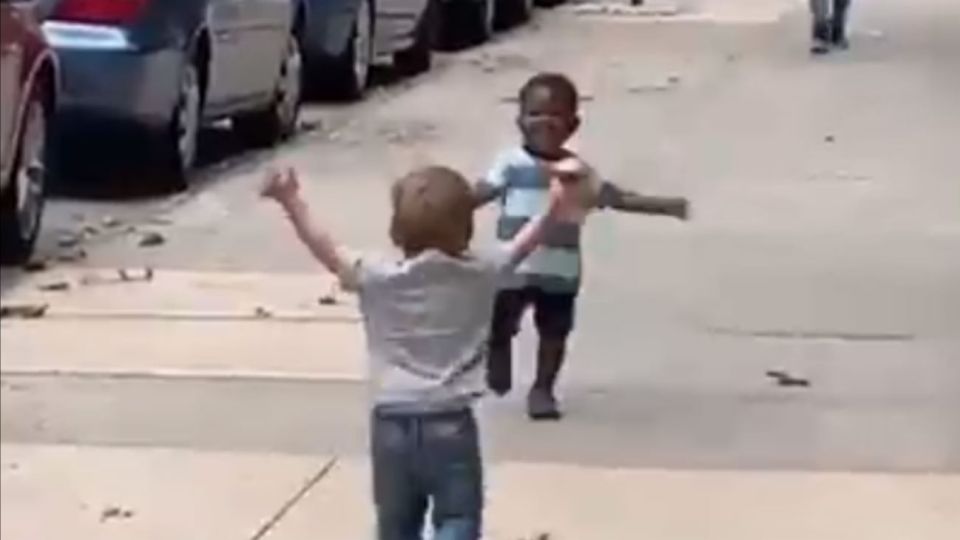 El abrazo entre dos niños de Nueva York se volvió viral en las redes