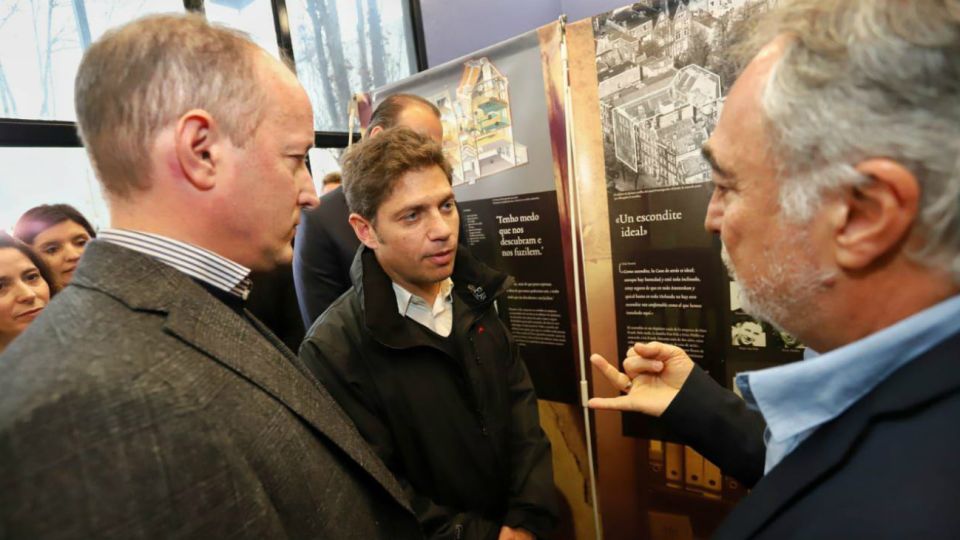 El candidato a la gobernación bonaerense por el Frente de Todos, Axel Kicillof, participó de la inauguración de una exposición itinerante del Centro Ana Frank Argentina en la localidad de Lomas de Zamora
