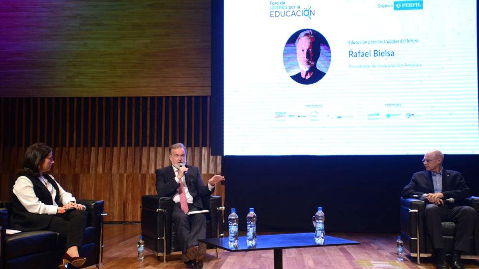 Segundo panel del primer encuentro en el Foro de Líderes por la educación.