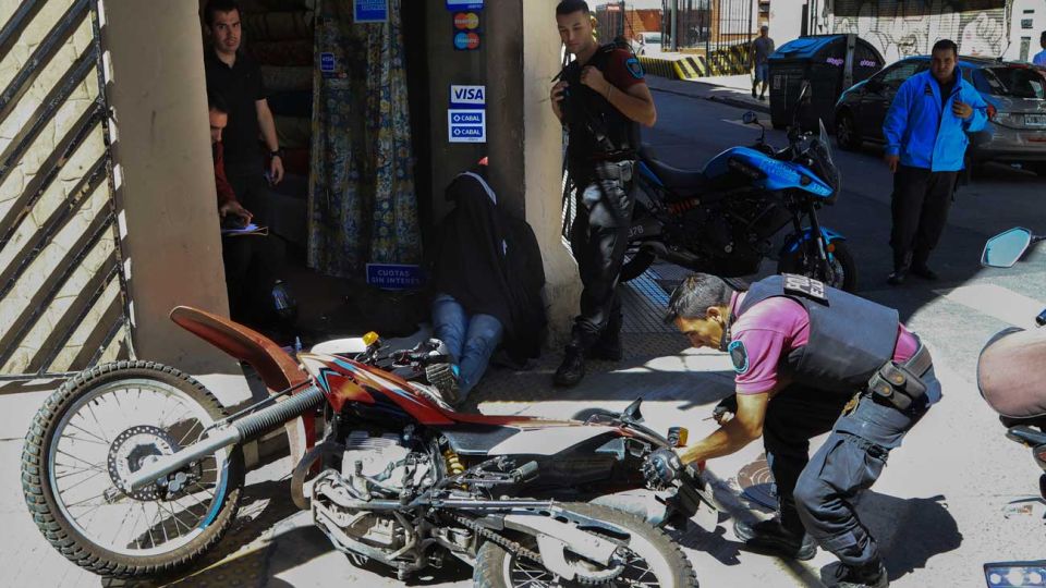 Generalmente, quien conduce la moto lo hace con casco protector, mientras que el acompañante va sin él, justamente, a fin de tener mayor campo de acción para lograr la fuga una vez consumado el ilícito.