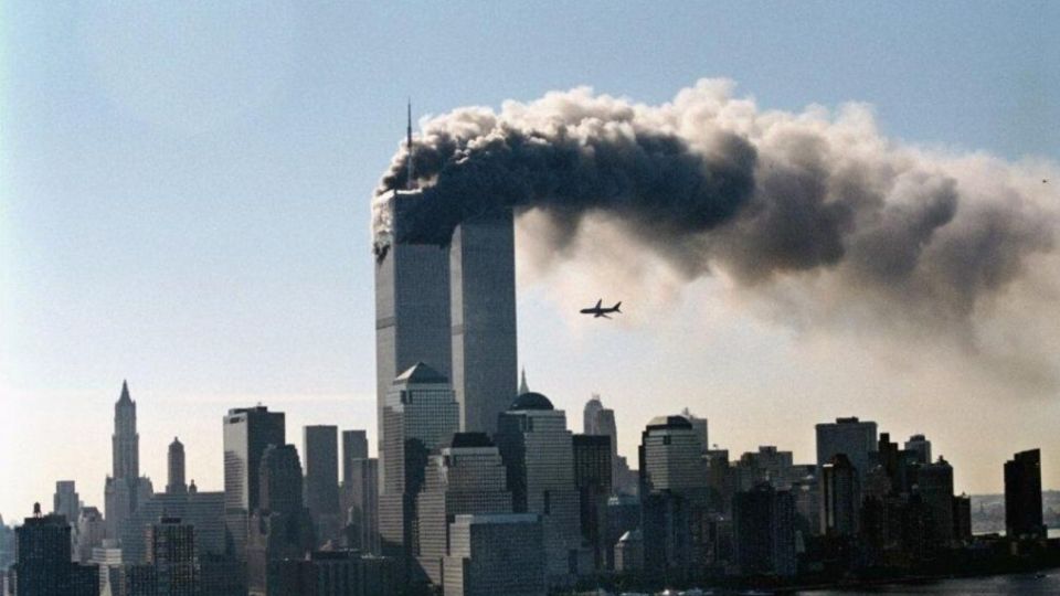 El momento en que el segundo avión impacta en una de las torres.