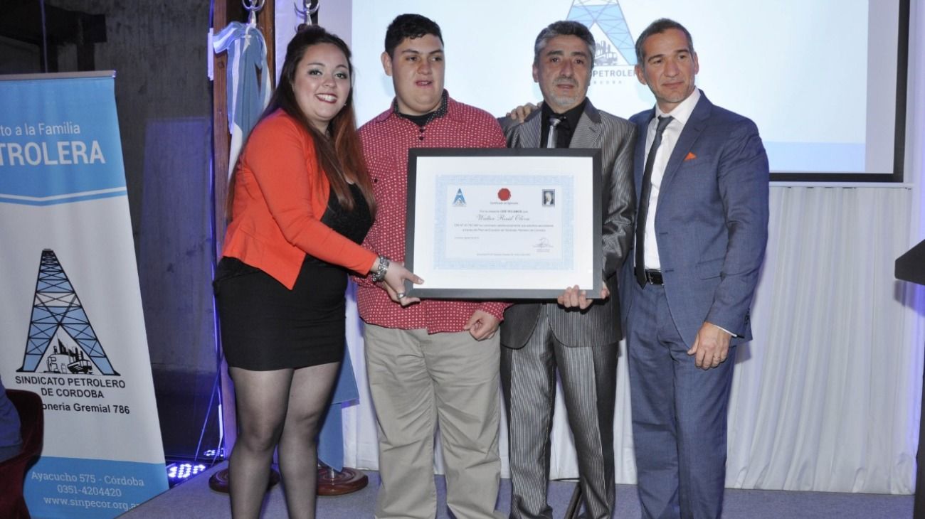 Walter juntos a sus hijos, Melany y Agustín, quienes le entregaron el diploma que certifica que terminó sus estudios secundarios. 