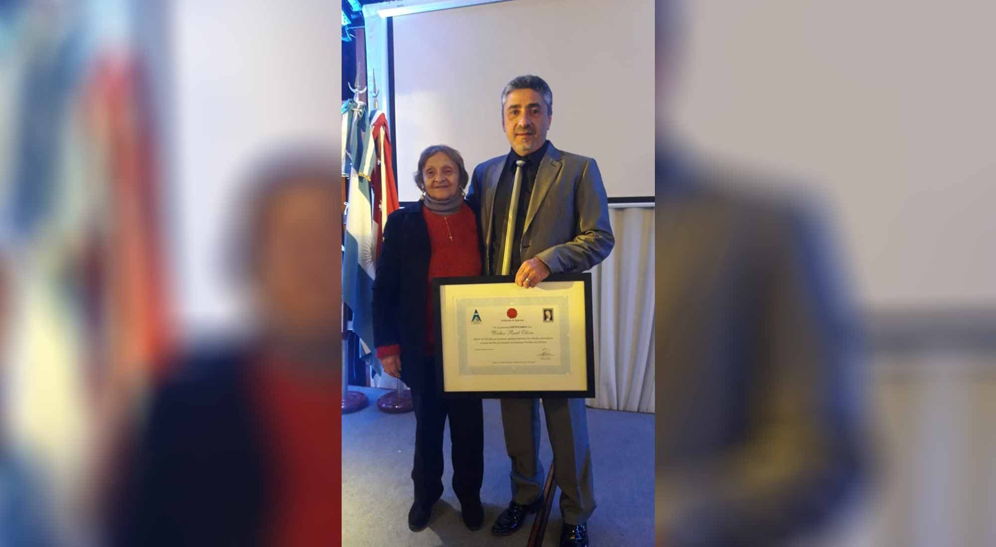 Walter junto a su mamá, Felisa Roldán, quien a los 82 años pudo finalmente ver a su hijo con sus estudios secundarios finalizados. 