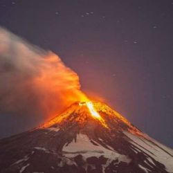Desde diversos puntos de las regiones de La Araucanía y Los Ríos, en Chile, se observa la fumarola que proviene del cráter del volcán Villarica (1.847 metros de altura). 