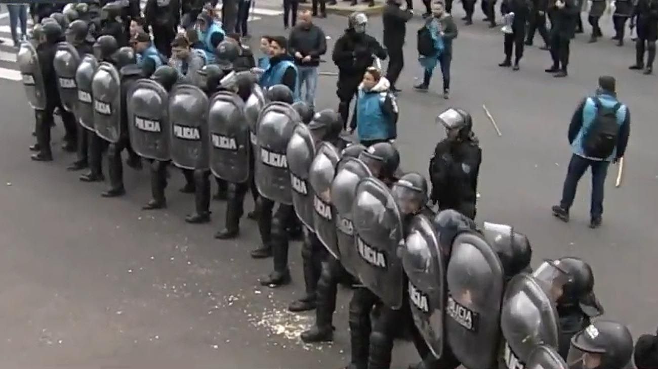 manifestantes en la avenida 9 de julio