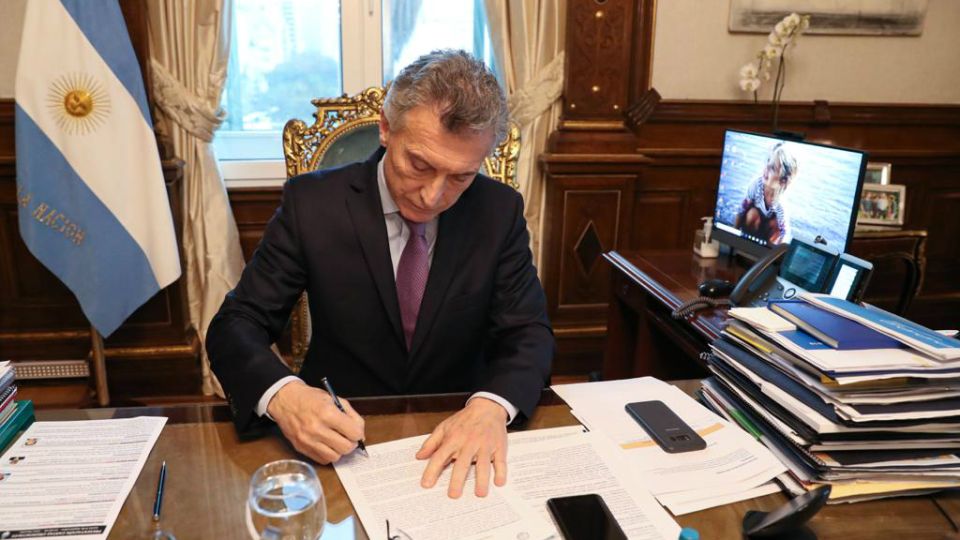 Macri, firmando el documento "Compromisos para la Educación Argentina"