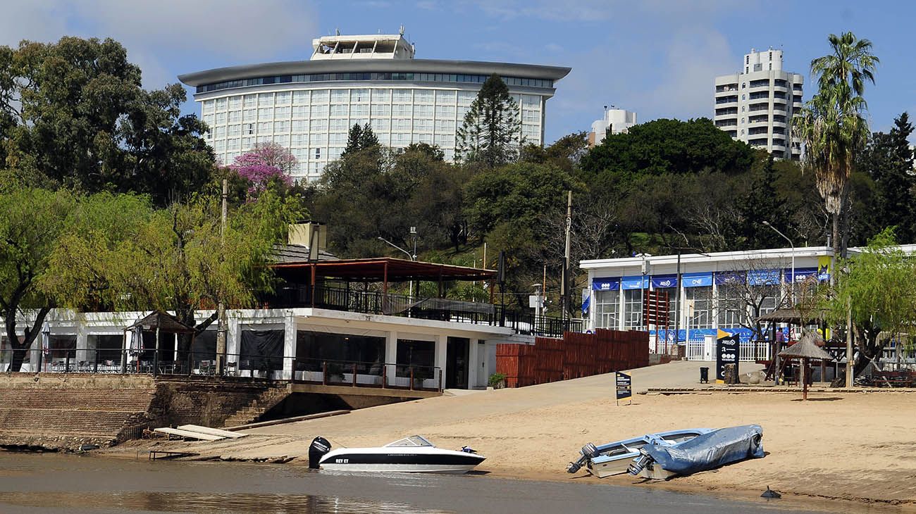 El imponente hotel Howard Johnson de la Ciudad de Paraná.