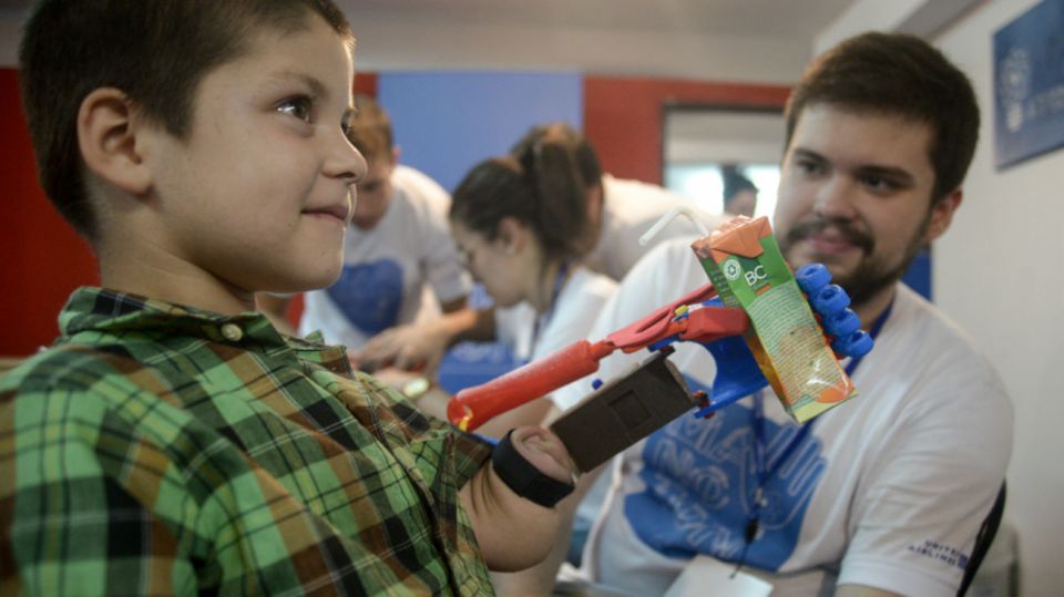 El proyecto de Gino Tubaro imprime prótesis ortopédicas en 3D y las distribuye de forma gratuita a personas con discapacidad.