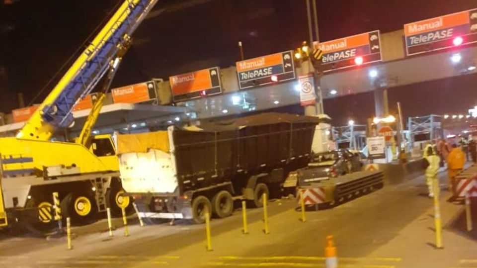 Un camión sin frenos embistió auto y cabina de peaje en Panamericana.