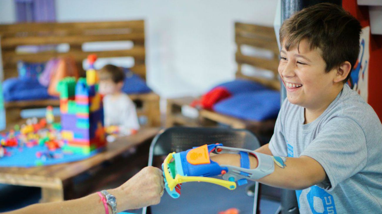 El proyecto de Gino Tubaro imprime prótesis ortopédicas en 3D y las distribuye de forma gratuita a personas con discapacidad.