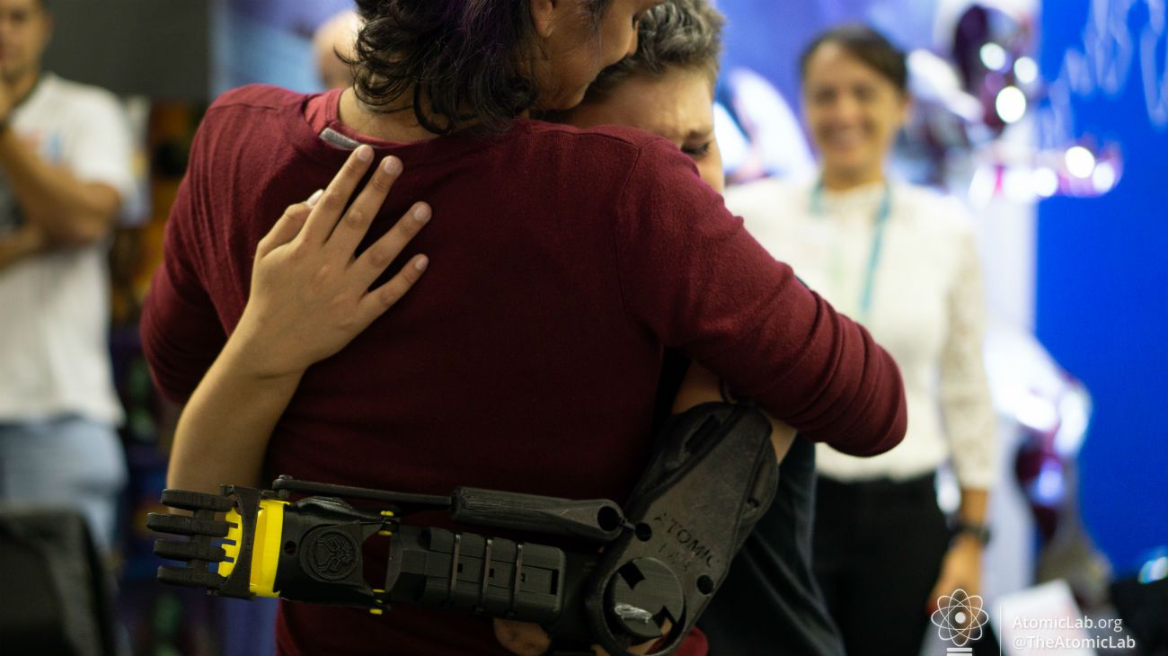 El proyecto de Gino Tubaro imprime prótesis ortopédicas en 3D y las distribuye de forma gratuita a personas con discapacidad.