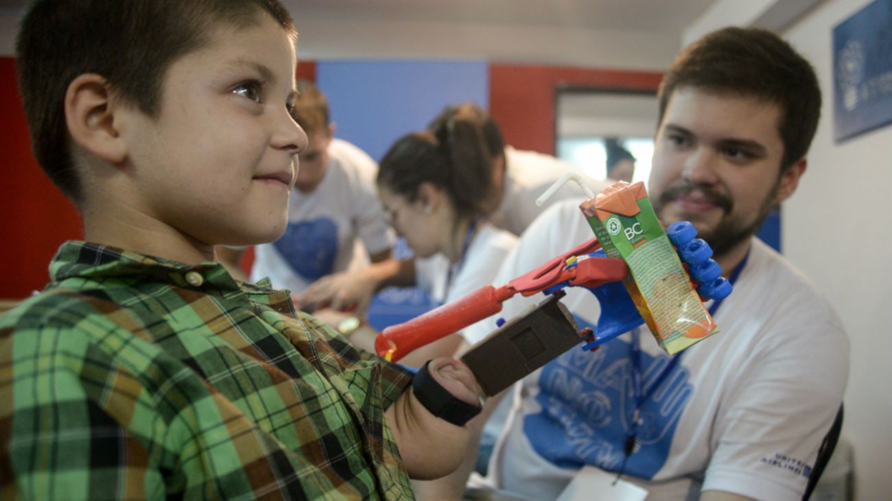 El proyecto de Gino Tubaro imprime prótesis ortopédicas en 3D y las distribuye de forma gratuita a personas con discapacidad.