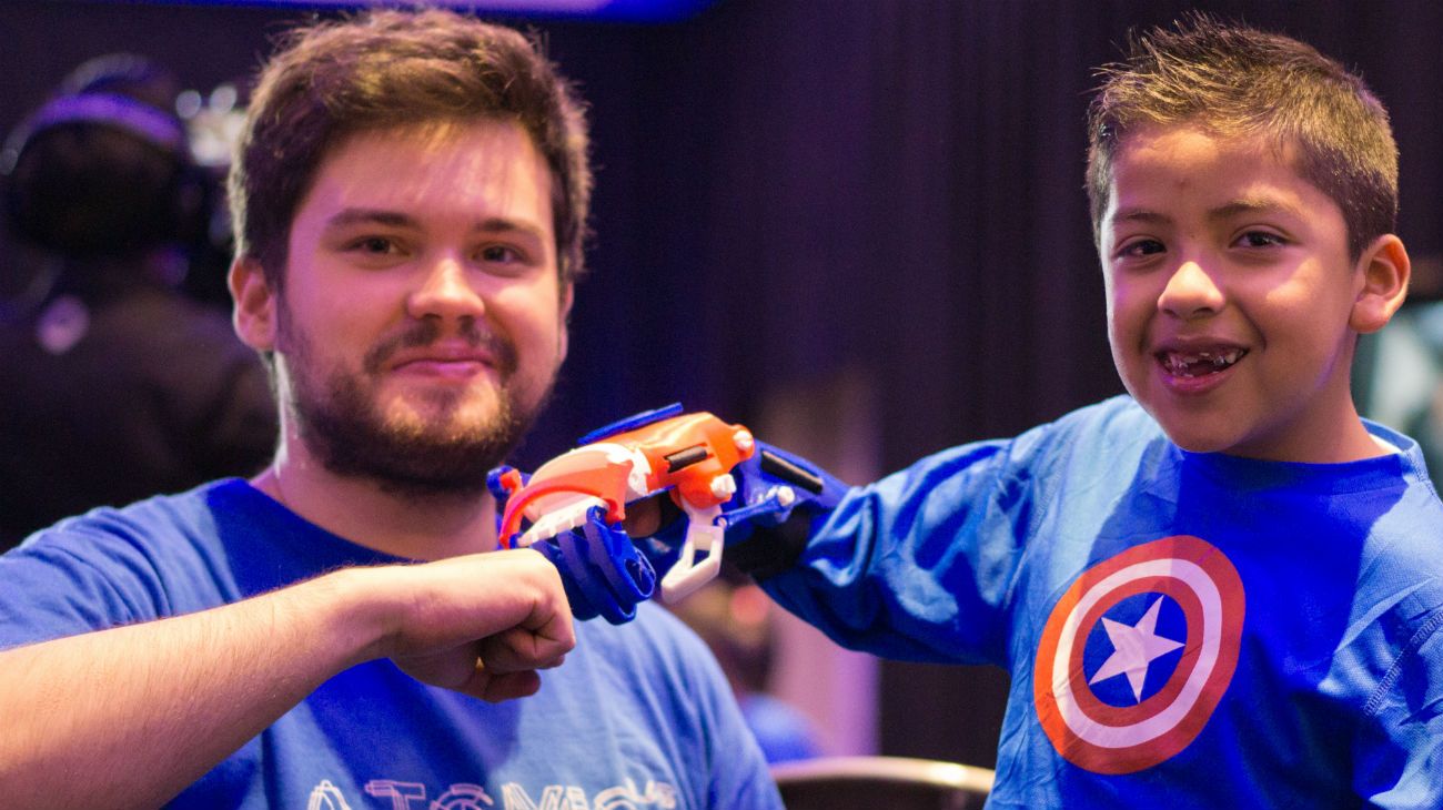 El proyecto de Gino Tubaro imprime prótesis ortopédicas en 3D y las distribuye de forma gratuita a personas con discapacidad.