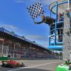 Charles Leclerc y su Ferrari reciben la bandera a cuadros en el circuito de Monza, Italia.