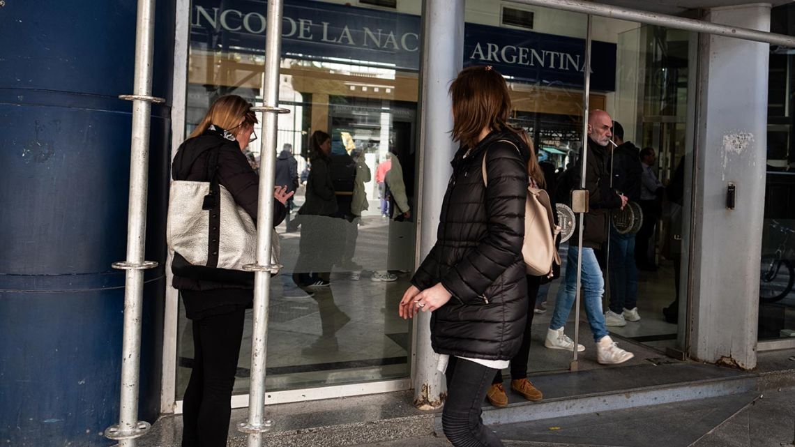 People enter a branch of Banco Nación.