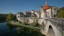 En el convento São Gonçalo de Amarante se celebra todos los veranos una fiesta del vino. Foto: CVRVV/dpa-tmn.