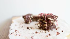 El chocolate está conformado por azúcar, cacao y manteca de cacao. El resto de agregados determinan su nivel calórico y si es más o menos saludable.