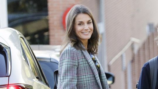El look informal de Letizia para la vuelta al colegio de Leonor y Sofía