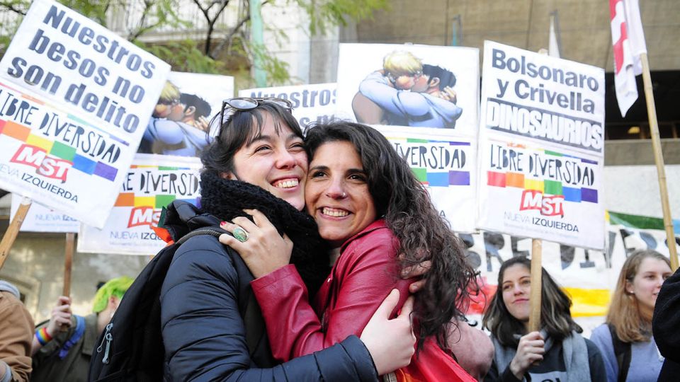 Besazo LGBT en la puerta de la Embajada de Brasil en Buenos Aires.