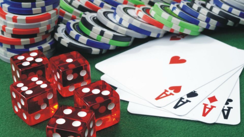 El juego legal protege y contribuye con aportes a la comunidad; en Argentina el juego clandestino es delito y tiene sanciones - Ley 27.346.